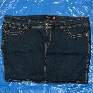 💥😎💥Torrid Denim Jeans - Dark Blue Mini Skirt with Pockets